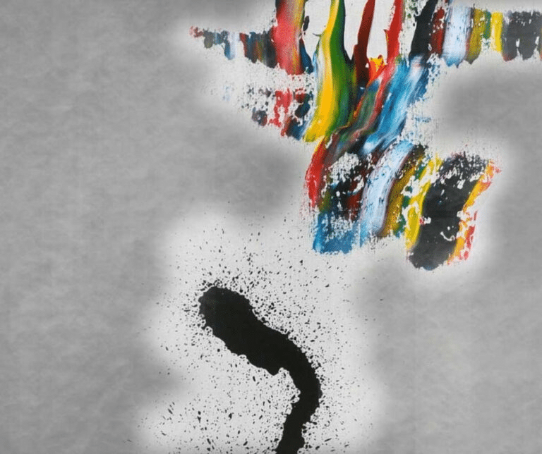 Obra pictórica abstracta con trazos de color sobre fondo gris, del universo artístico de Iuglandis