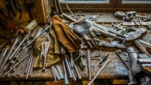 Banco de trabajo de un taller de carpintería con herramientas de mano y guantes de cuero